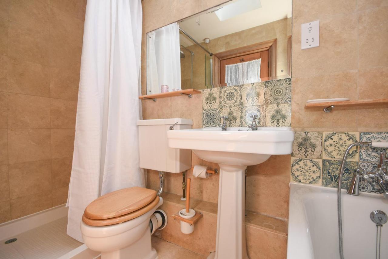 Дом отдыха Unique Period One Bedroom House In *